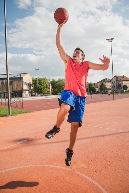 Basketbalspeler op het hof in de urbana omgeving