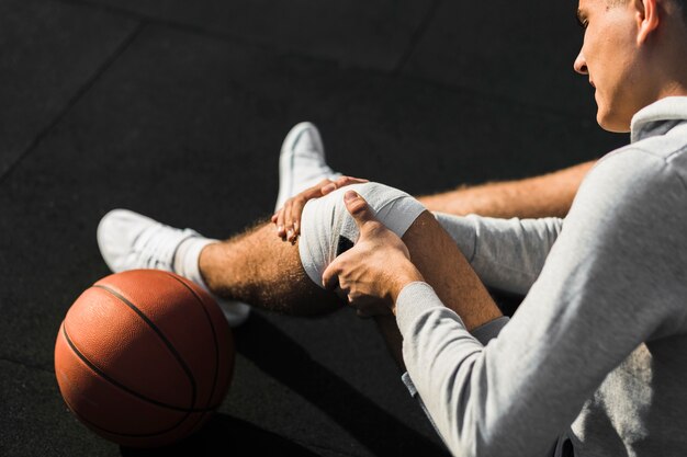 Basketbalspeler verband op knie