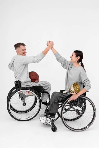 Basketbalspelers met een handicap zegevieren