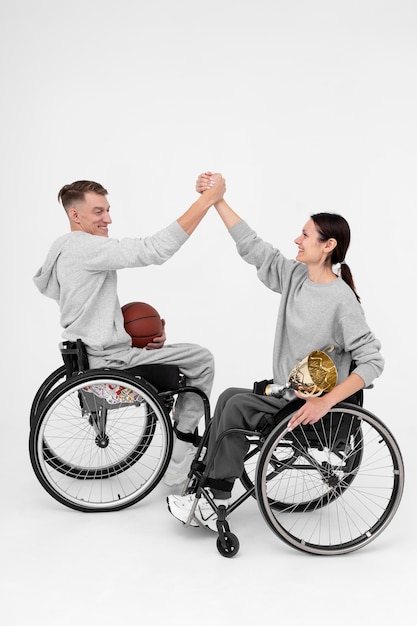 Basketbalspelers met een handicap zegevieren