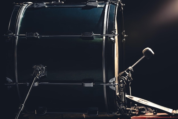 Gratis foto bass drum met pedaal muziekinstrument op zwarte achtergrond