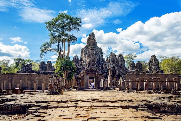 Bayon-tempel met gigantische stenen gezichten, angkor wat, siem reap, cambodja.