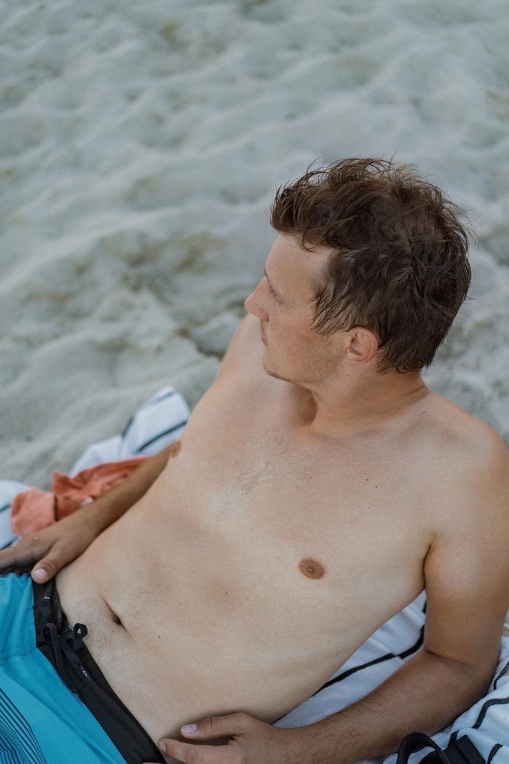 Gratis Foto beach miami florida usa, een jonge man die op het strand rust in een ligstoel.
