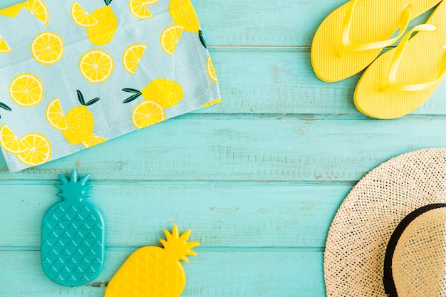 Beach resort items op blauwe achtergrond