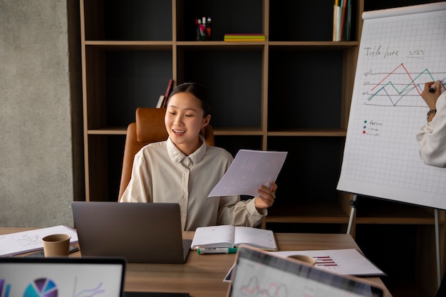 Gratis foto beambte die financiële grafieken gebruikt