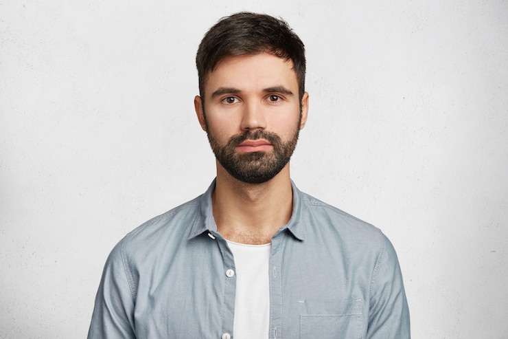 Gratis Foto beardige jonge man met een shirt.