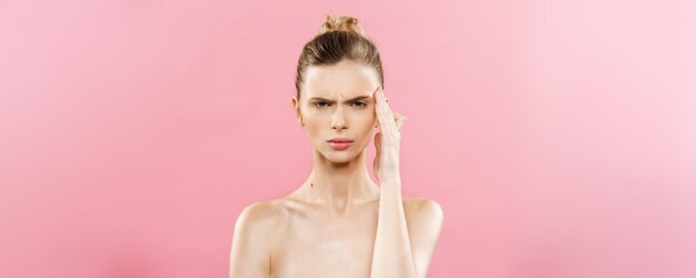 Beauty Concept Mooie blanke vrouw met schone huid natuurlijke make-up geïsoleerd op fel roze achtergrond met kopie ruimte