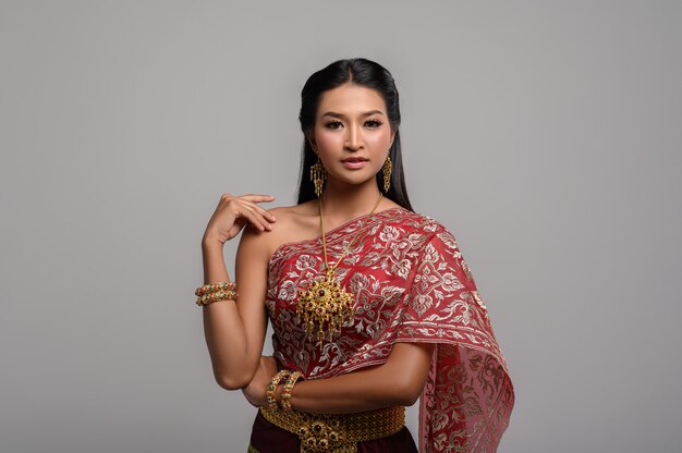 Beautyful Thaise vrouw die Thaise kleding draagt