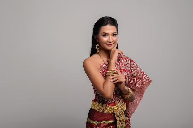 Beautyful Thaise vrouw die Thaise kleding draagt