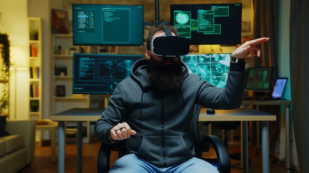 Bebaarde hacker die een virtual reality-bril draagt. Internetcrimineel.