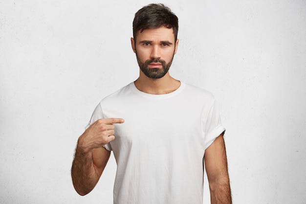 Bebaarde jonge man met wit T-shirt