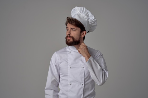 Bebaarde man chef-kok uniform koken emoties gastronomische lichte achtergrond. hoge kwaliteit foto