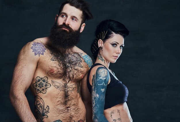 Bebaarde man en vrouw met interessant kapsel poseren voor de fotograaf.
