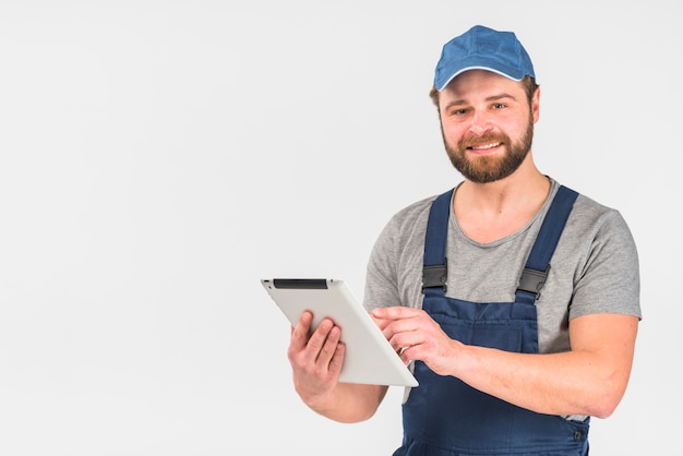 Bebaarde man in het algemeen met behulp van tablet