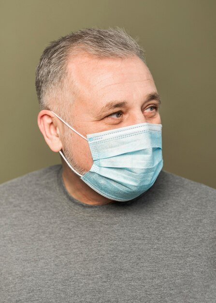 Bebaarde man met chirurgisch masker