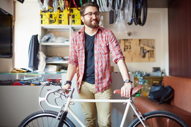 Bebaarde man met fiets