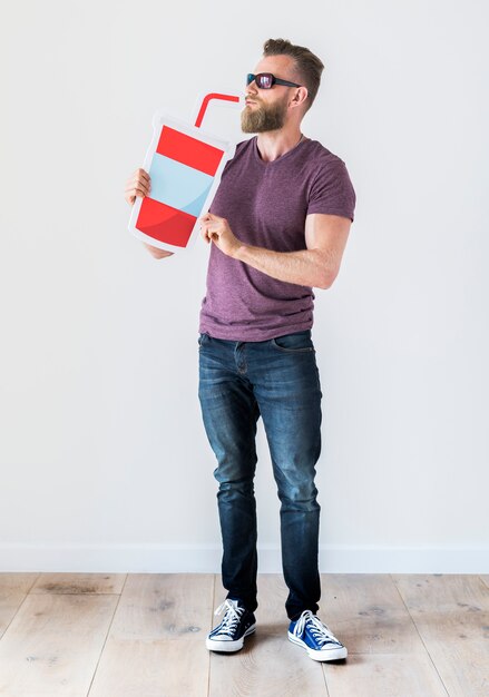 Bebaarde man met frisdrank drinken pictogram