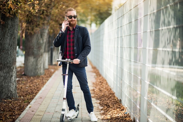 Bebaarde man met telefoon