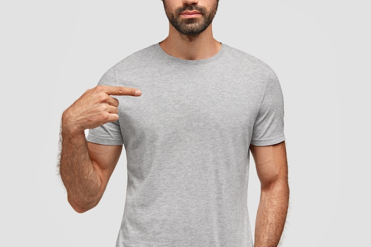 Gratis Foto bebaarde man wijst naar zijn nieuwe t-shirt