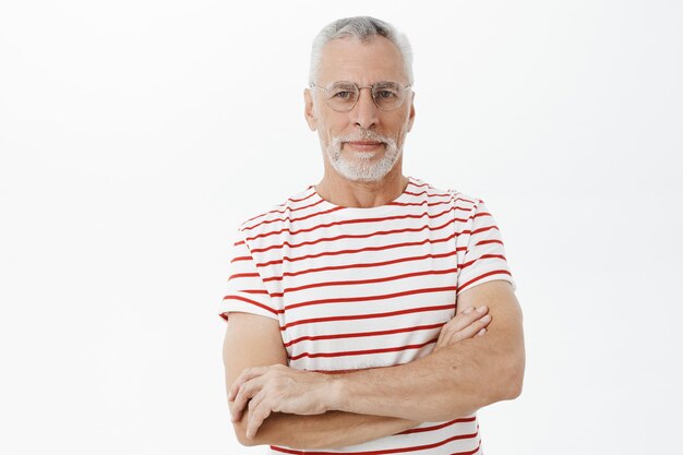 Bebaarde oude man in gestreepte T-shirt