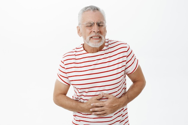 Bebaarde oude man in gestreepte T-shirt