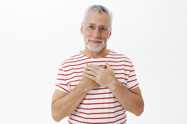 Bebaarde oude man in gestreepte T-shirt