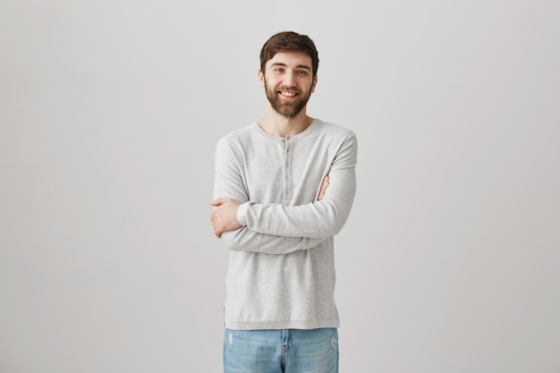 Gratis foto bebaarde portret van een jonge man met een witte blouse