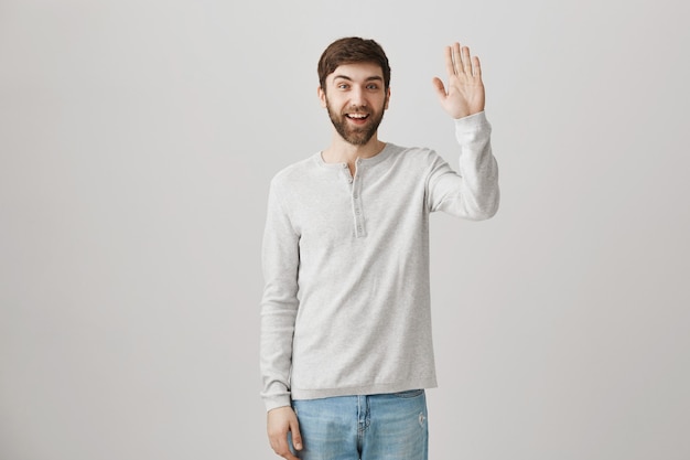 Bebaarde portret van een jonge man met een witte blouse