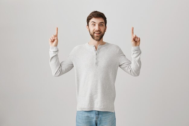 Bebaarde portret van een jonge man met een witte blouse