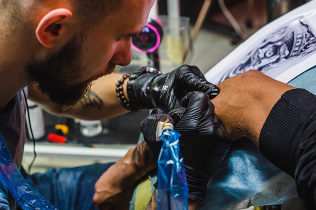 Bebaarde tattoo-artiest werkt