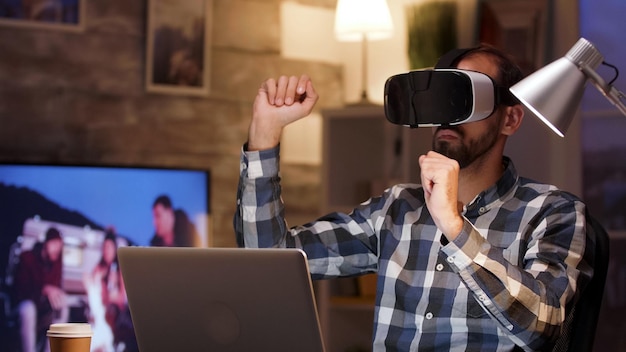 Bebaarde zakenman met behulp van virtual reality bril in kantoor aan huis. Zakenman laat werken.