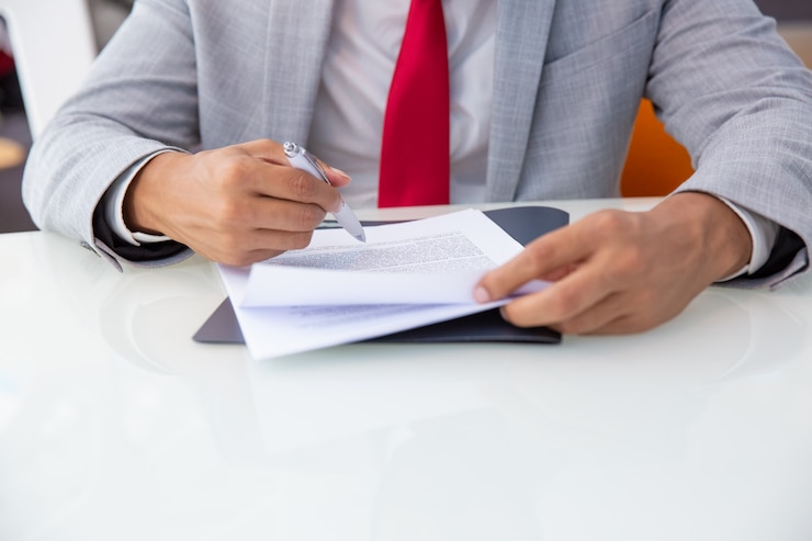 Gratis Foto bebouwd schot van zakenman die contract ondertekenen
