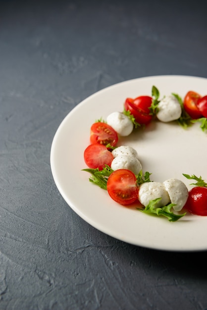 Bebouwde foto van caprese salade die in duur restaurant, gezond voedselconcept wordt gediend