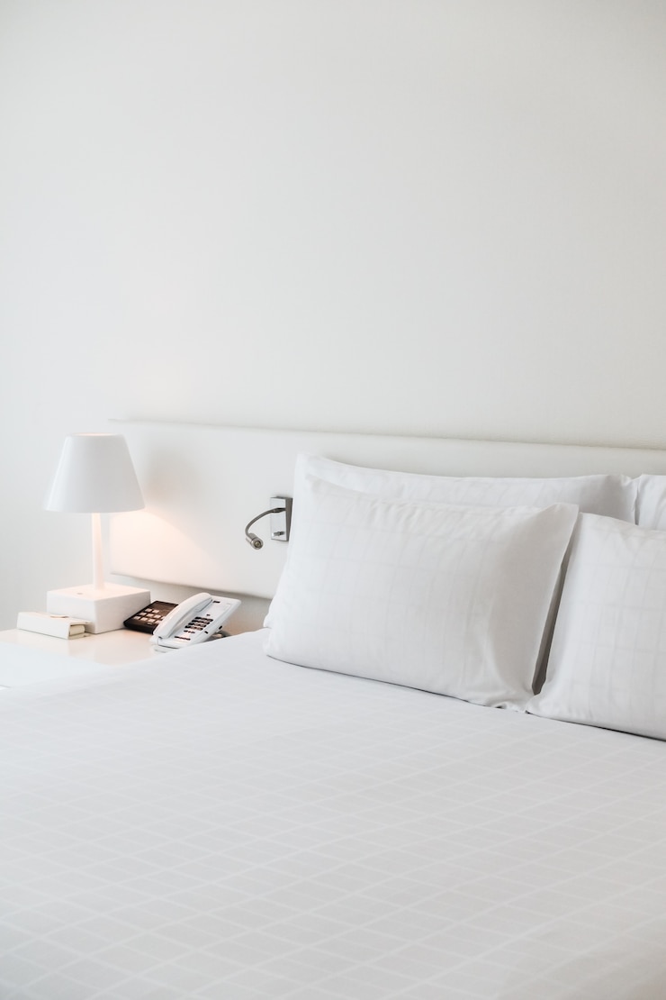 Gratis Foto bed opgemaakt met nachtlampje