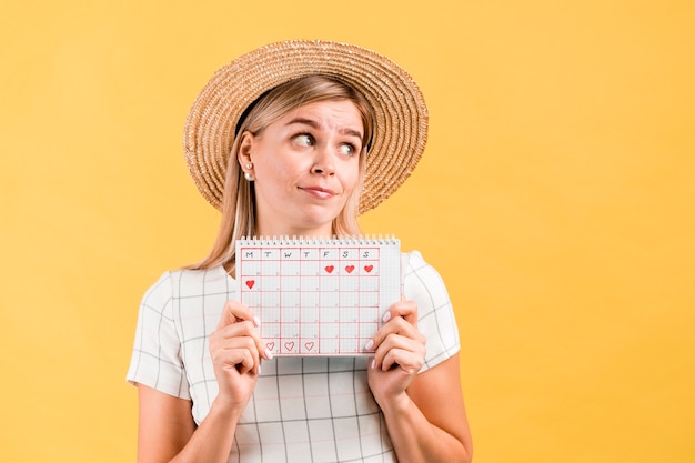 Bedrijf periode kalender en wegkijken vrouw