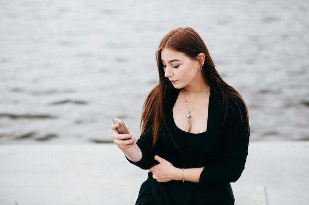 bedrijf van jonge vrienden met smartphones die in de stad lopen