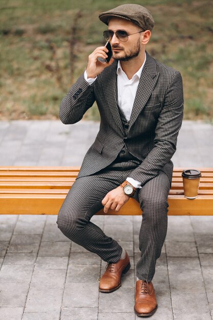 Bedrijfs mens die op de telefoon buiten spreekt