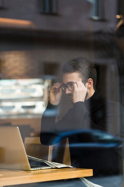 Bedrijfs mens met glazen het werken