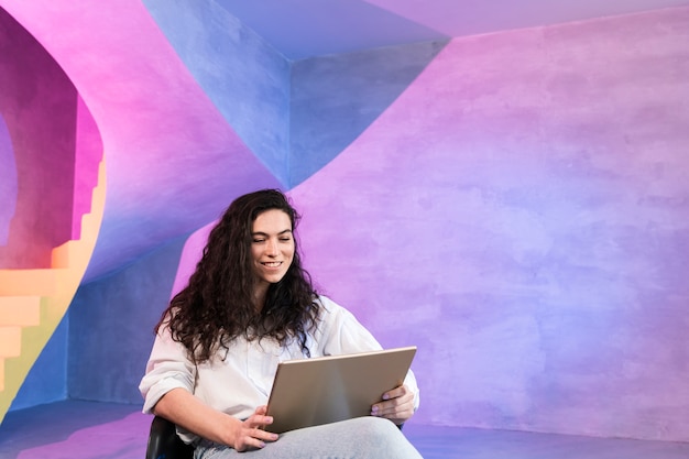 Bedrijfs vrouw die aan haar laptop werkt