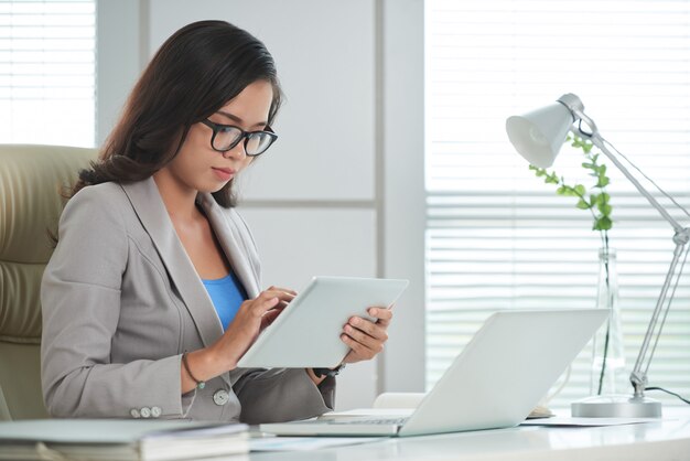 Bedrijfs vrouw die aan tablet werkt