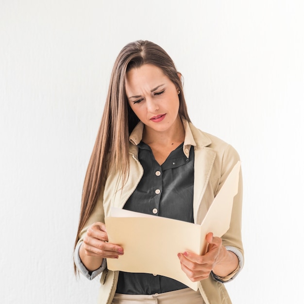 Bedrijfs vrouw die haar nota's leest