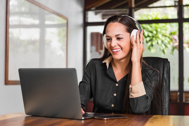 Bedrijfs vrouw die hoofdtelefoons draagt