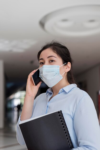 Bedrijfs vrouw die masker draagt