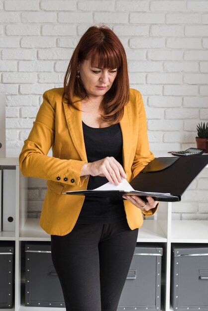 Bedrijfs vrouw op kantoor het werken