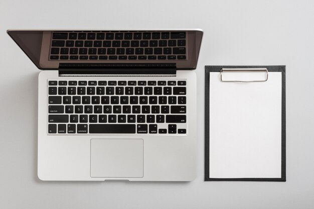 Bedrijfselementsamenstelling met klembord en laptop