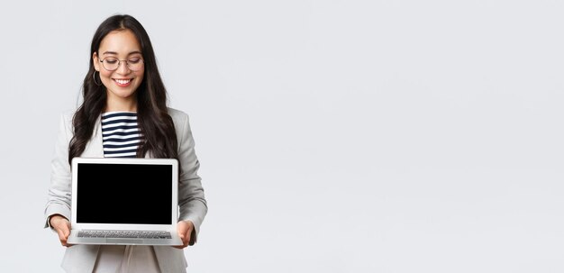 Bedrijfsfinanciën en werkgelegenheid vrouwelijk succesvol ondernemersconcept Enthousiaste zakenvrouw in pak en bril met presentatie demonstreert haar project op laptopscherm