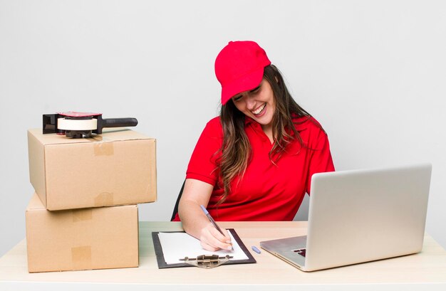 bedrijfsinpakker werknemer op een bureau met een laptop
