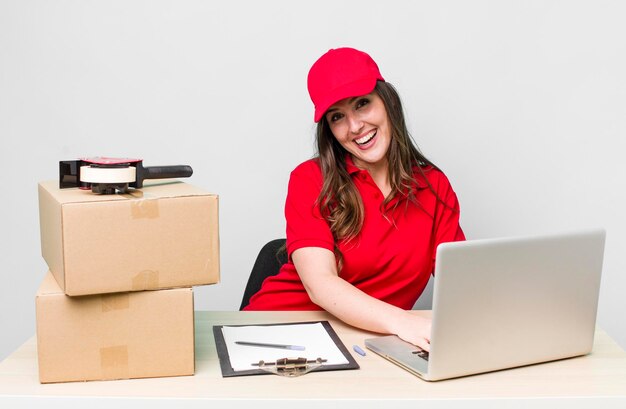 bedrijfsinpakker werknemer op een bureau met een laptop