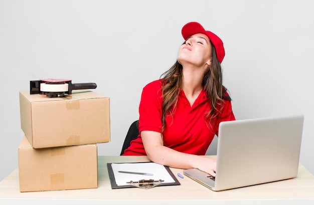 bedrijfsinpakker werknemer op een bureau met een laptop