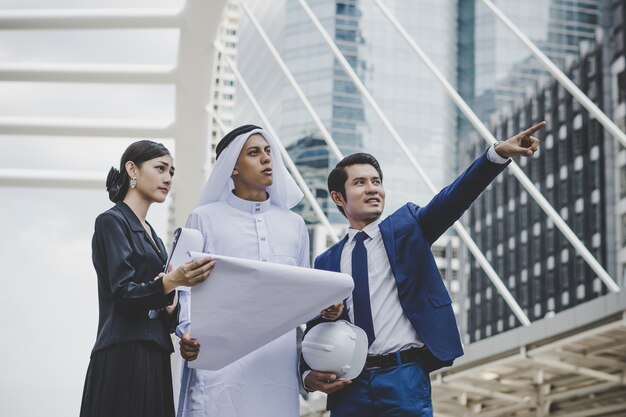 Bedrijfsmedewerkers die nieuwe ideeën bespreken en samen brainstormend nieuw projectdocument bekijken.